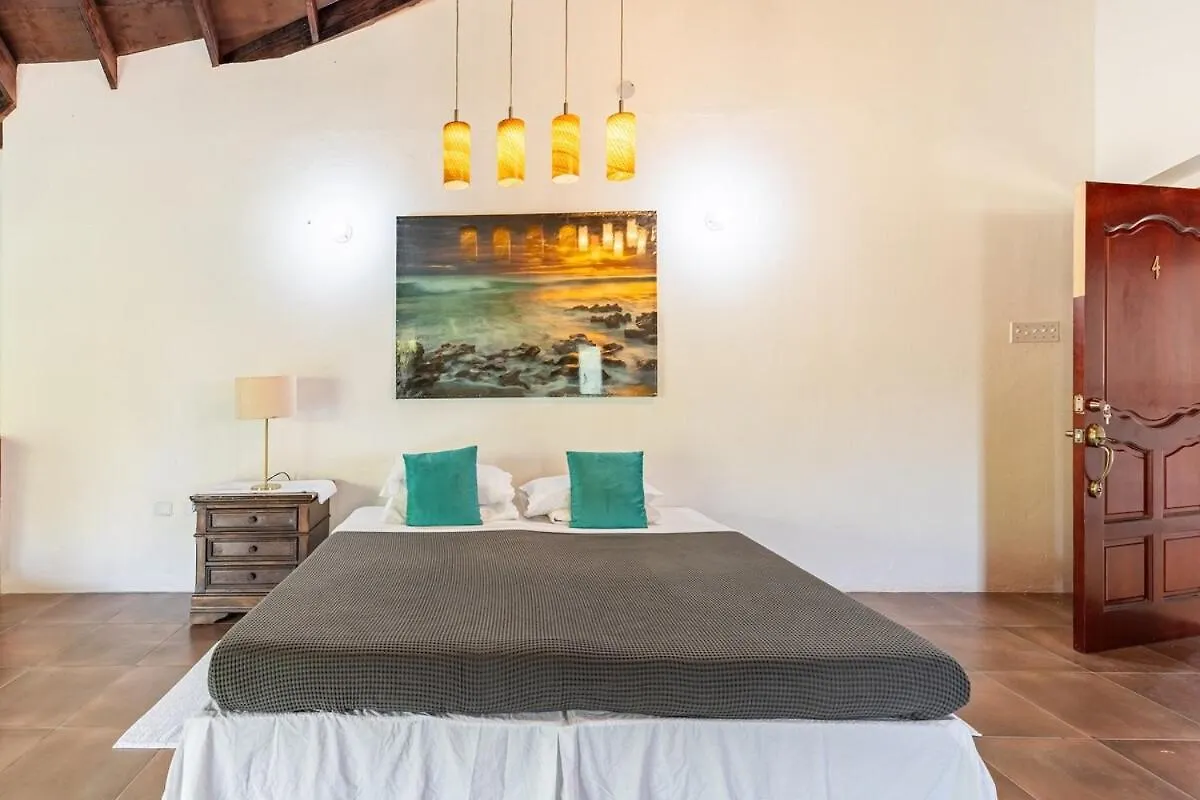 Seaside Villa Retreat -7Br, Private Spa And Vip Beach Club Runaway Bay Jamaica