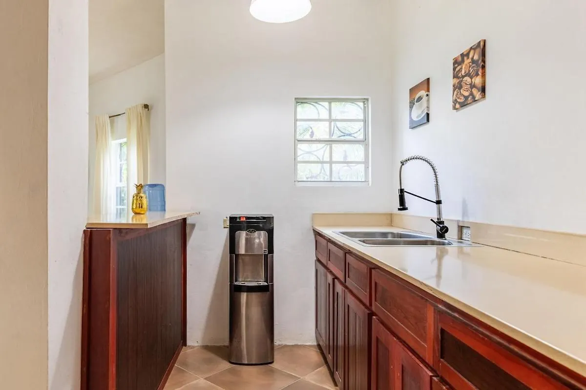 Seaside Villa Retreat -7Br, Private Spa And Vip Beach Club Runaway Bay