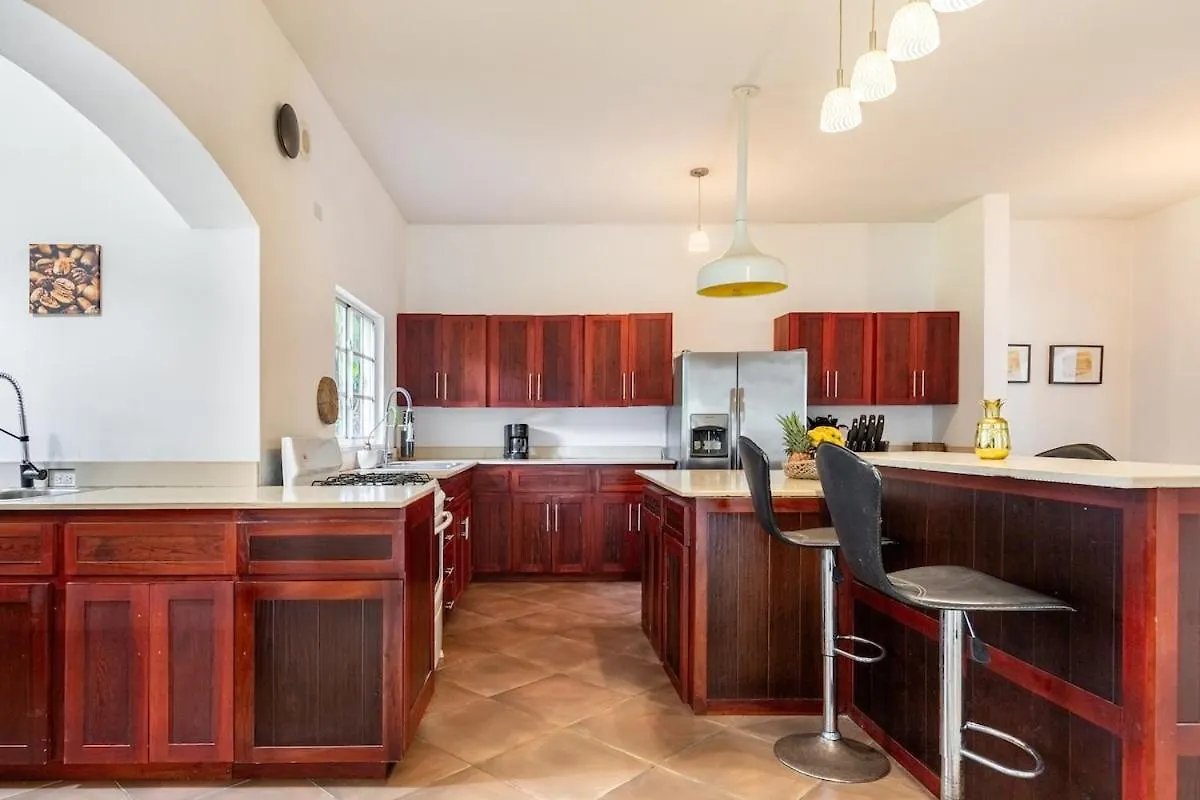 Seaside Villa Retreat -7Br, Private Spa And Vip Beach Club Runaway Bay