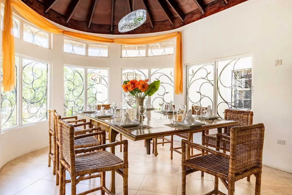 Seaside Villa Retreat -7Br, Private Spa And Vip Beach Club Runaway Bay