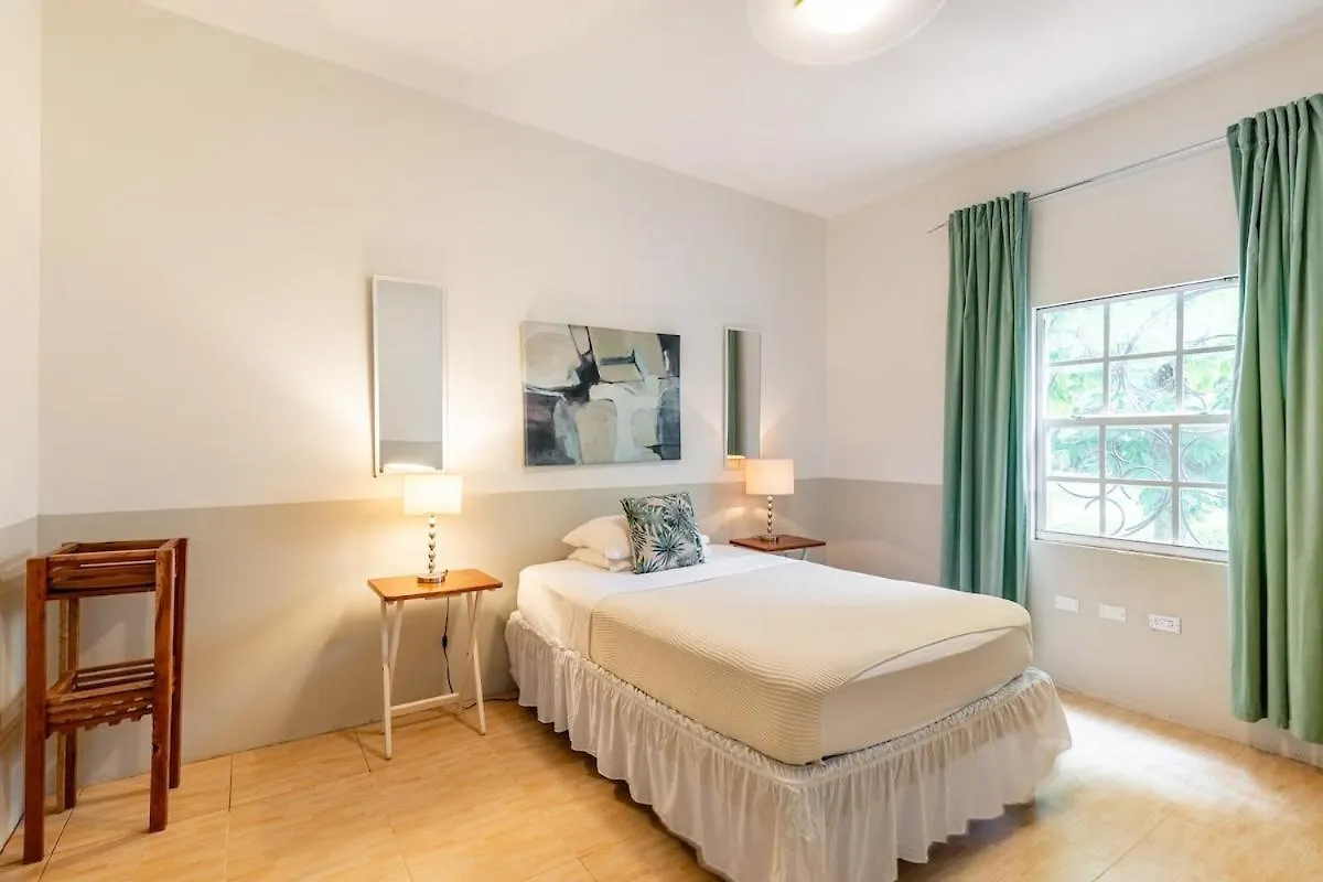 Seaside Villa Retreat -7Br, Private Spa And Vip Beach Club Runaway Bay