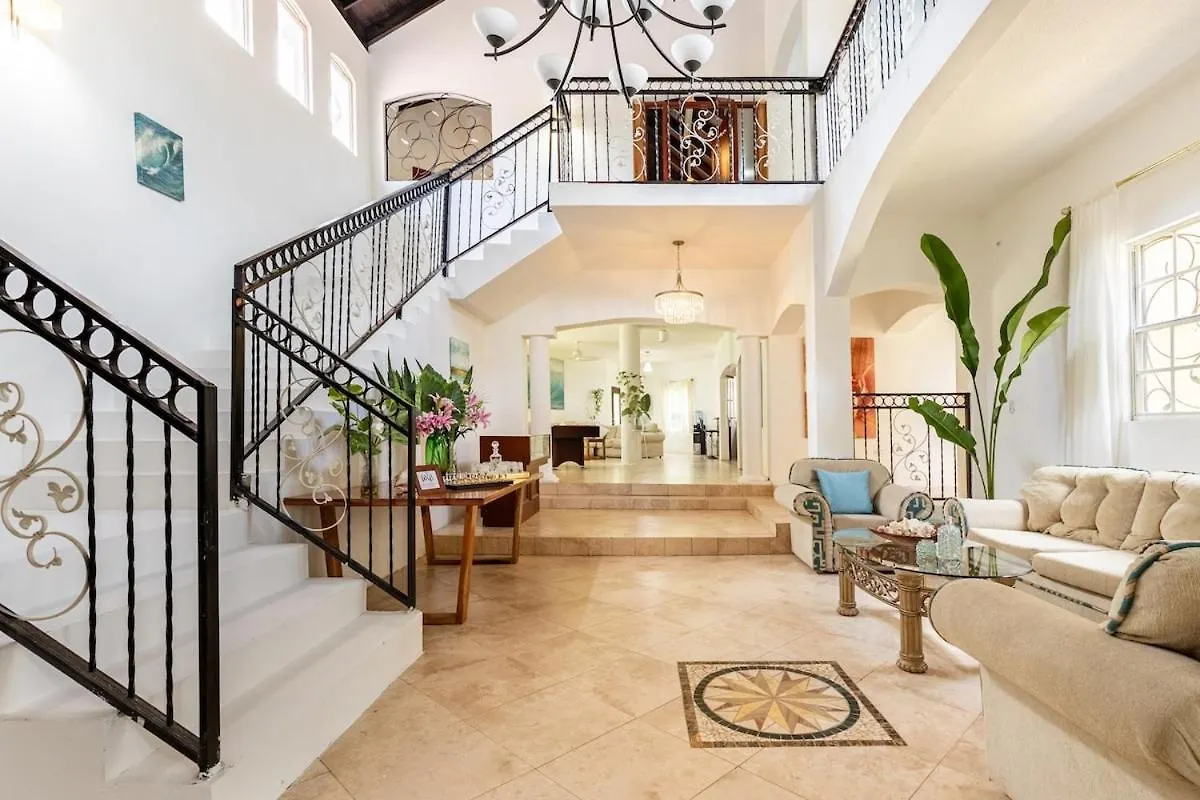 Seaside Villa Retreat -7Br, Private Spa And Vip Beach Club Runaway Bay