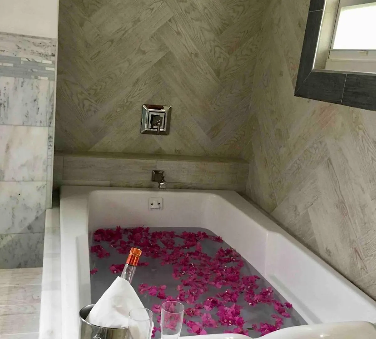 Seaside Villa Retreat -7Br, Private Spa And Vip Beach Club Runaway Bay