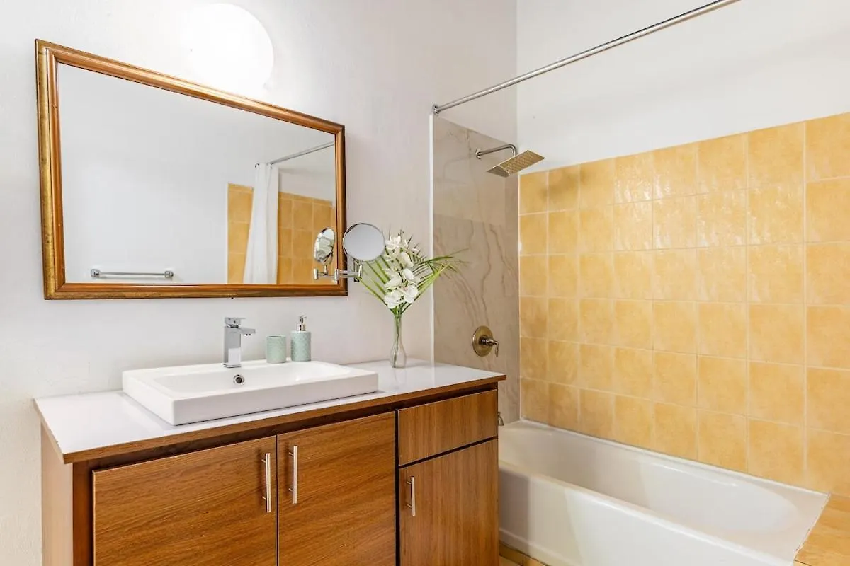 Seaside Villa Retreat -7Br, Private Spa And Vip Beach Club Runaway Bay