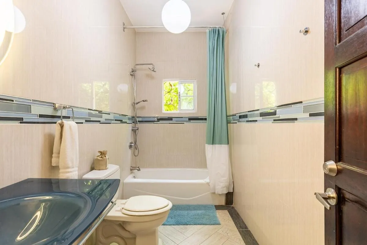 Seaside Villa Retreat -7Br, Private Spa And Vip Beach Club Runaway Bay 0*,