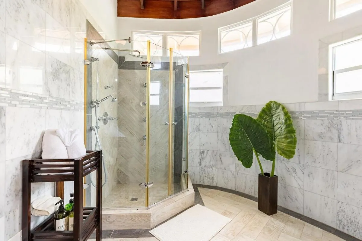 Seaside Villa Retreat -7Br, Private Spa And Vip Beach Club Runaway Bay