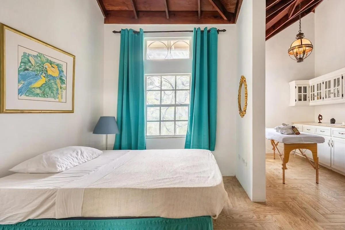 Seaside Villa Retreat -7Br, Private Spa And Vip Beach Club Runaway Bay